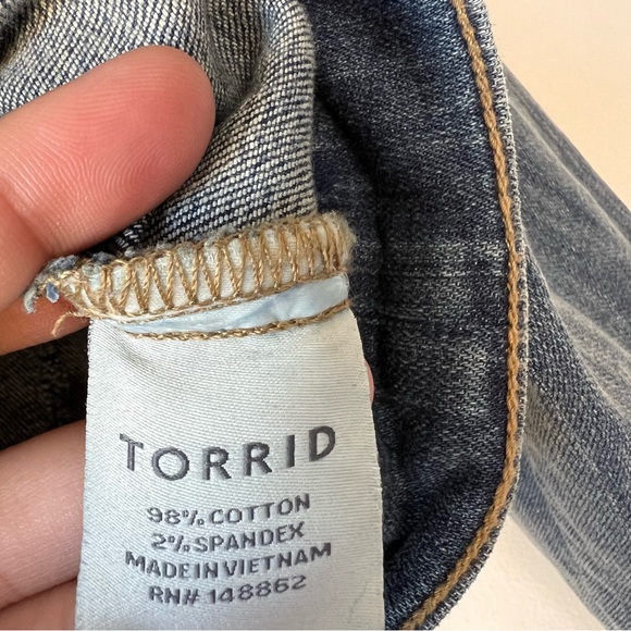 Torrid Cropped Distressed Denim Jacket Size 1 - Picture 4 of 6